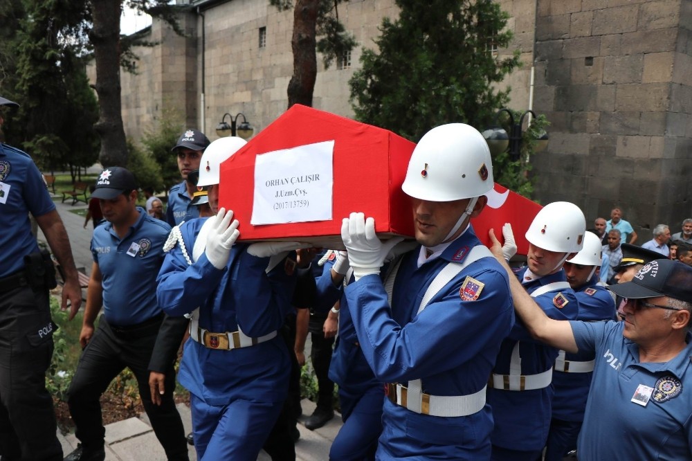 Trafik kazasında hayatını kaybeden uzman çavuş son yolculuğuna uğurlandı 