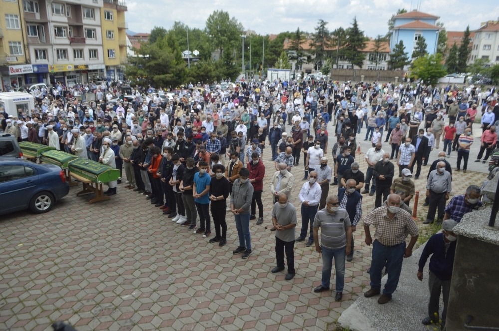 Trafik kazasında hayatlarını kaybeden 6 kişiden 3’ü toprağa verildi 