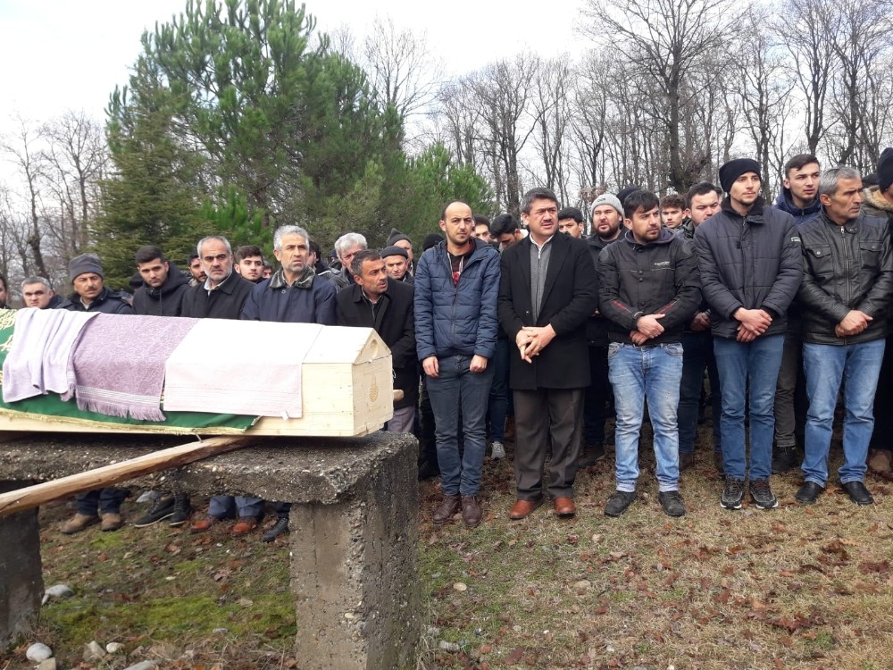 Trafik kazasında ölen genç göz yaşları arasında toprağa verildi 