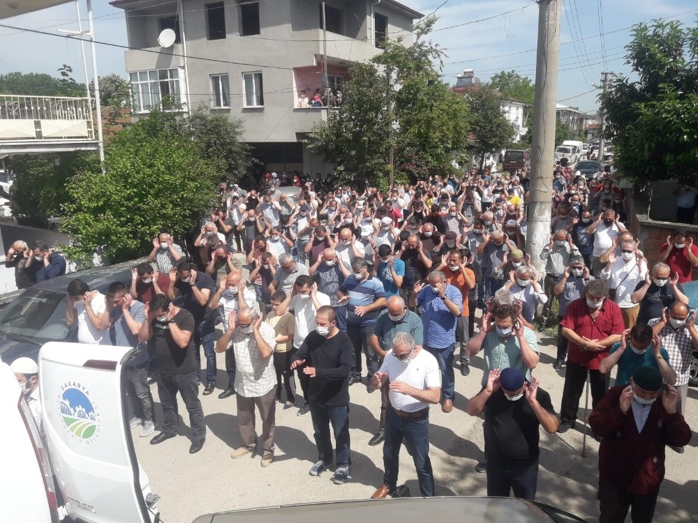 Trafik kazasında ölen karı koca son yolculuğuna uğurlandı 