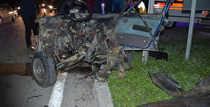 Trafik kazasında otomobil ikiye ayrıldı