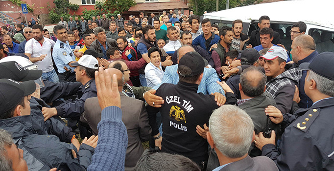 Trafik kazasında vatandaşlar yolu kapatıp, polisle arbede yaşadı
