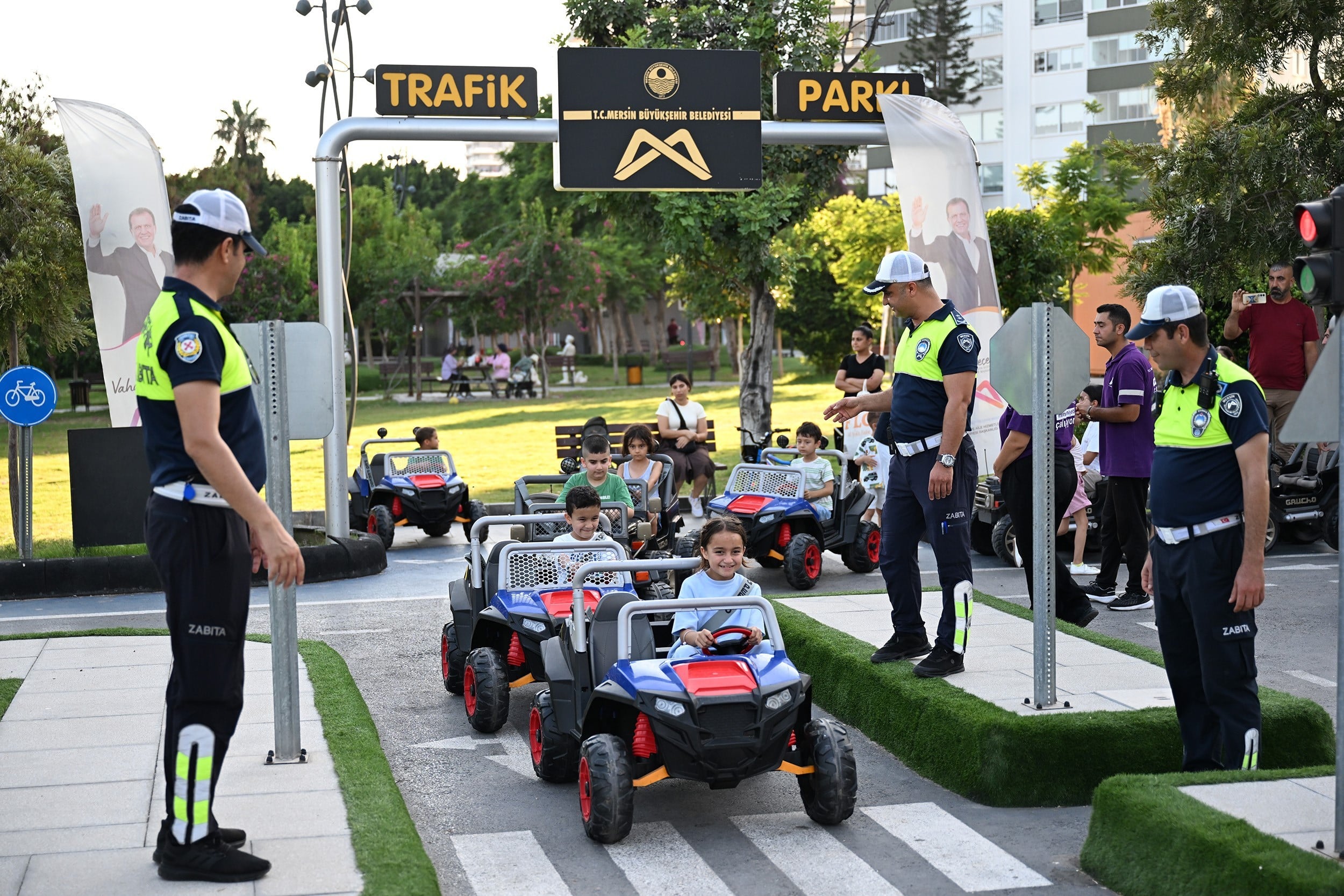 Trafik kurallarını direksiyon başında öğrendiler