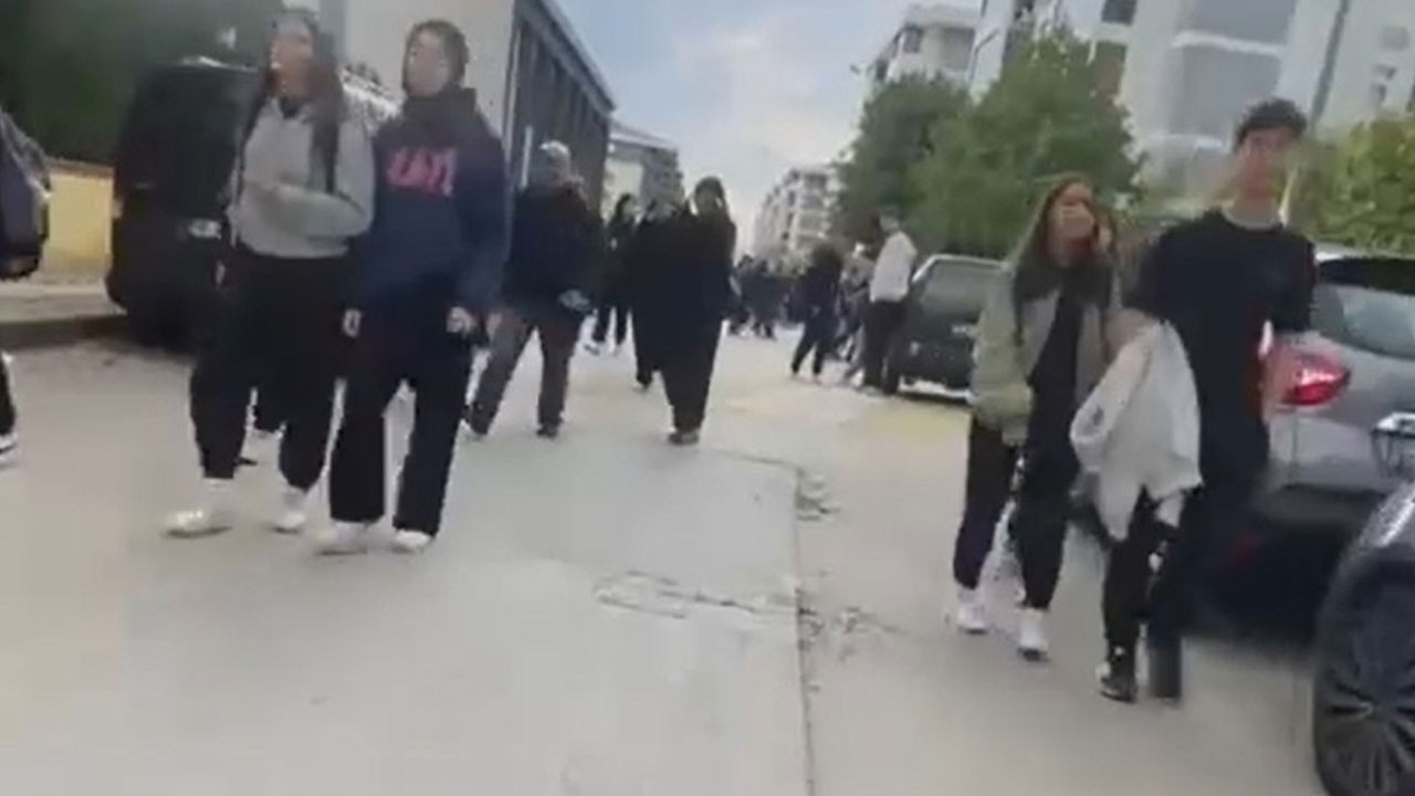 Trafik kurallarını hiçe saydı! Öğrencilerin arasında tek teker şov yaptı