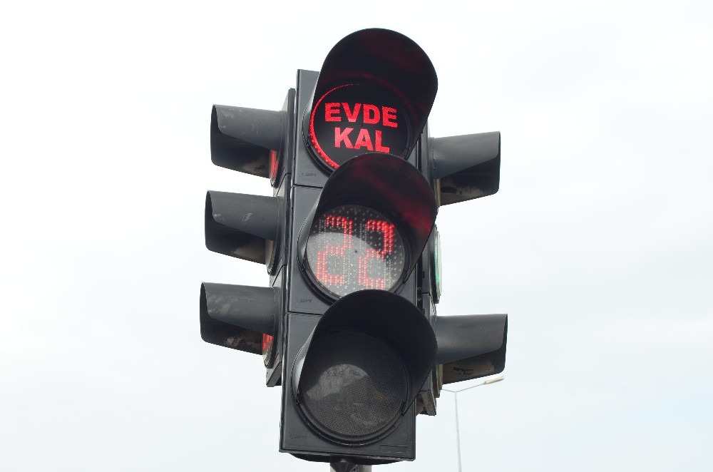 Trafik lambalarıyla “Evde kal” çağrıları sürüyor 