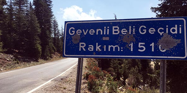 Trafik levhalarını hedef tahtası olarak kullandılar