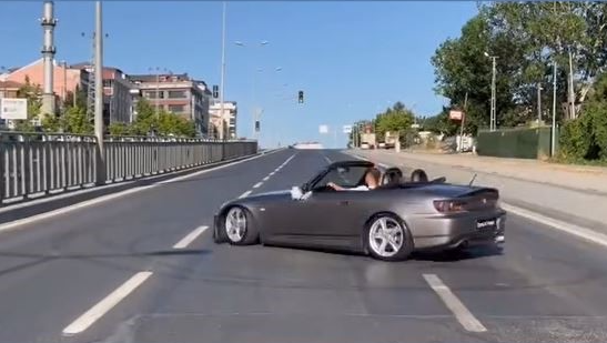 Trafik magandaları tehlike saçtı! Kırmızı ışıkta böyle drift attılar