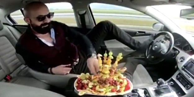 Trafik magandası ayağıyla araba kullanıp, elleriyle meyve yedi