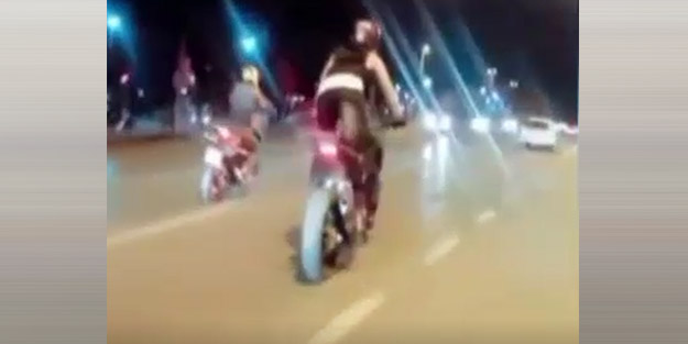 Trafik magandasının tek teker şovu kazayla bitti!