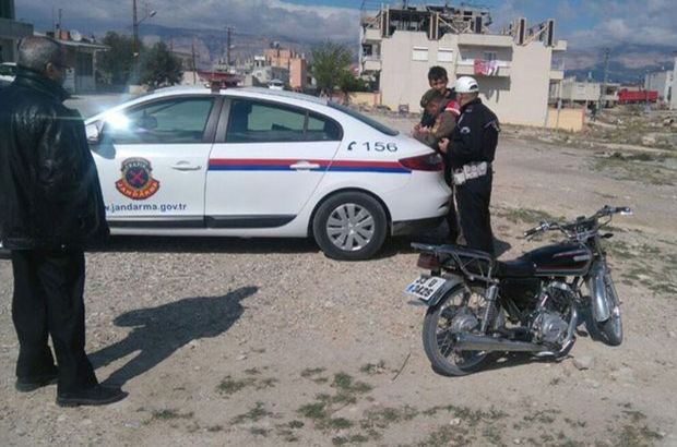 Trafik polisi baba oğluna acımadı!