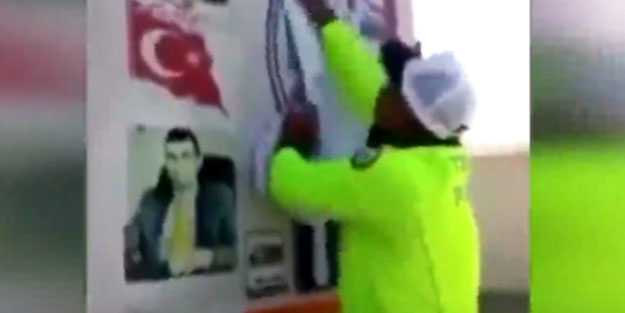 Trafik polisi çevirdiği TIR'ın tozunu aldı