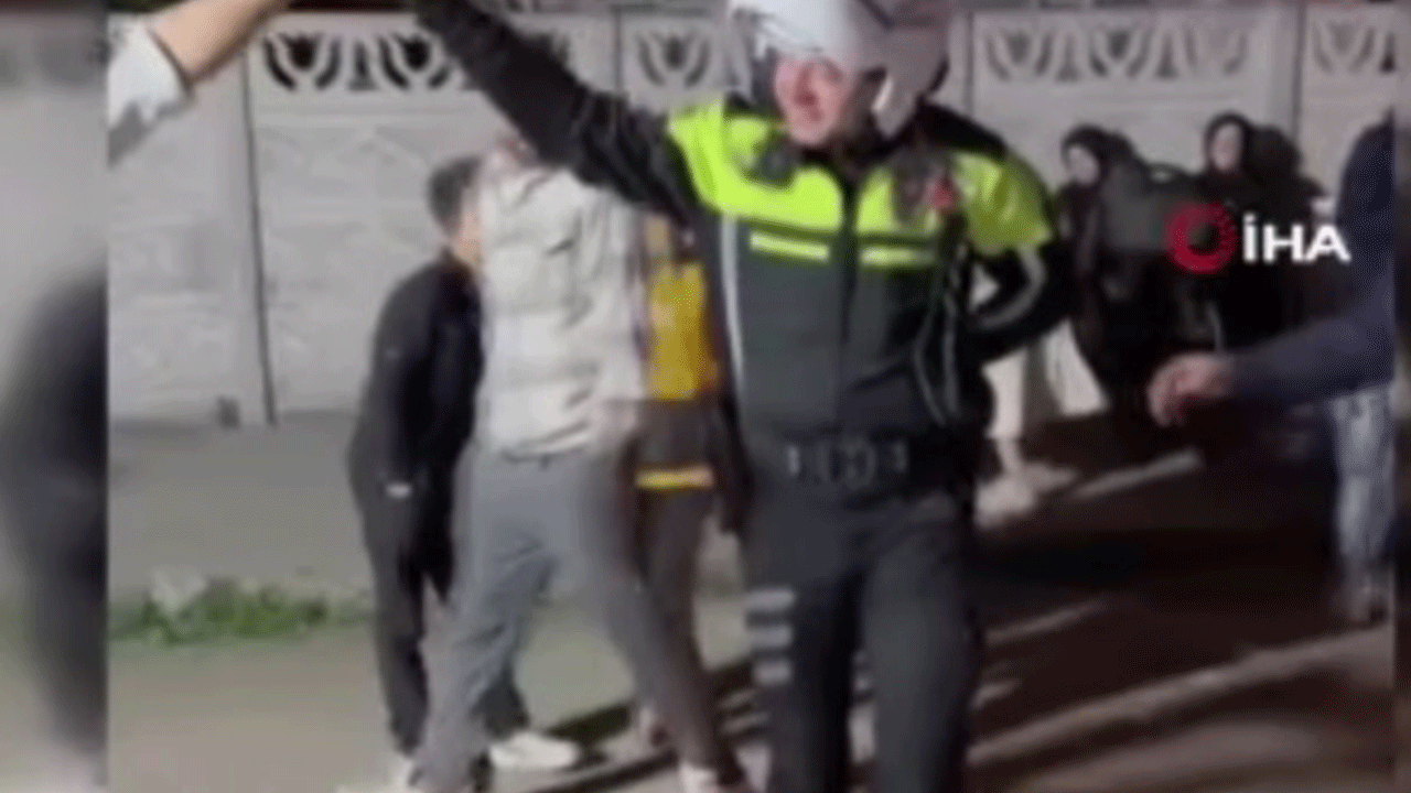 Trafik polisi sokak ortasında halay çekti!