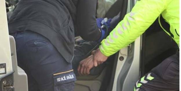 Trafik polisinden yaralı sürücüye destek! Elini bırakmadı
