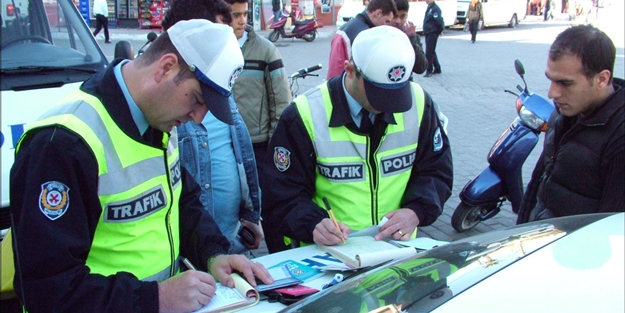 Trafik polisine park cezası kesildi