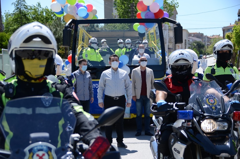 Trafik polisleri çocukları sevindirdi 