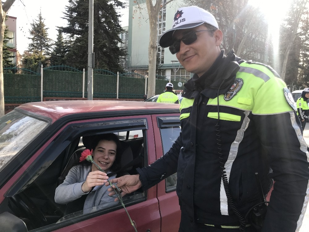 Trafik polisleri kadın sürücü ve yolculara karanfil dağıttı 
