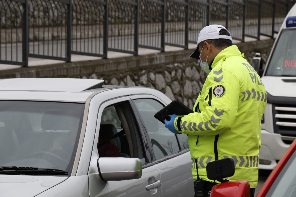 Trafik polisleri sürücüleri kimlik kontrolü yapıp tek tek uyardı 
