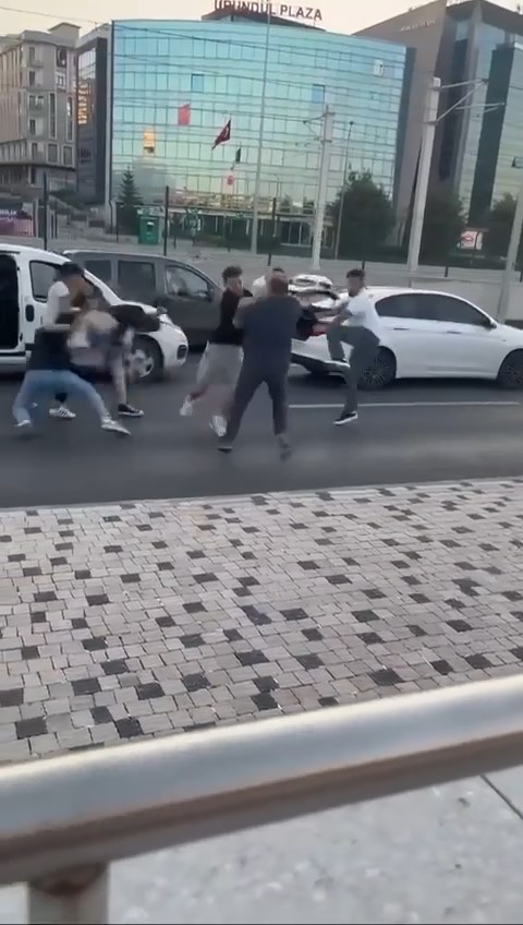 Trafik tartışması, baltalı, yumruklu kavgaya dönüştü