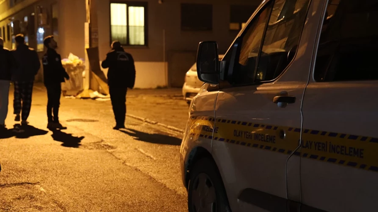 Trafik terörü bitmiyor! Yol verme kavgasında bıçaklar konuştu!