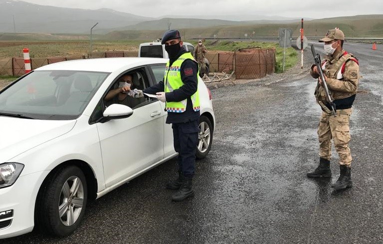 Trafik uygulamasında vatandaşlara bayram şekeri 