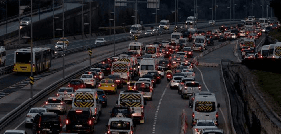 Trafik yoğunlu yüzde 72’ye ulaştı! Yollar kilitlendi