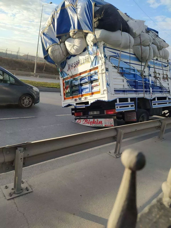 Trafikte ağızları açık bırakan görüntü! Cezayı yedi