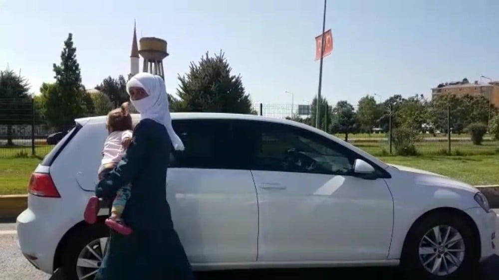 Trafikte bebeği kucağında dilenen kadın, il dışına gönderildi 
