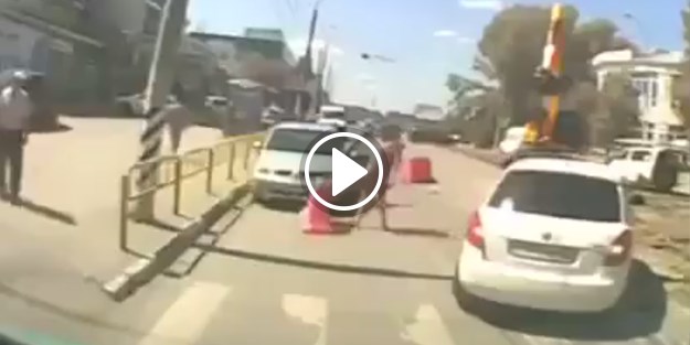 Trafikte böyle saçma inatlaşma görülmedi!