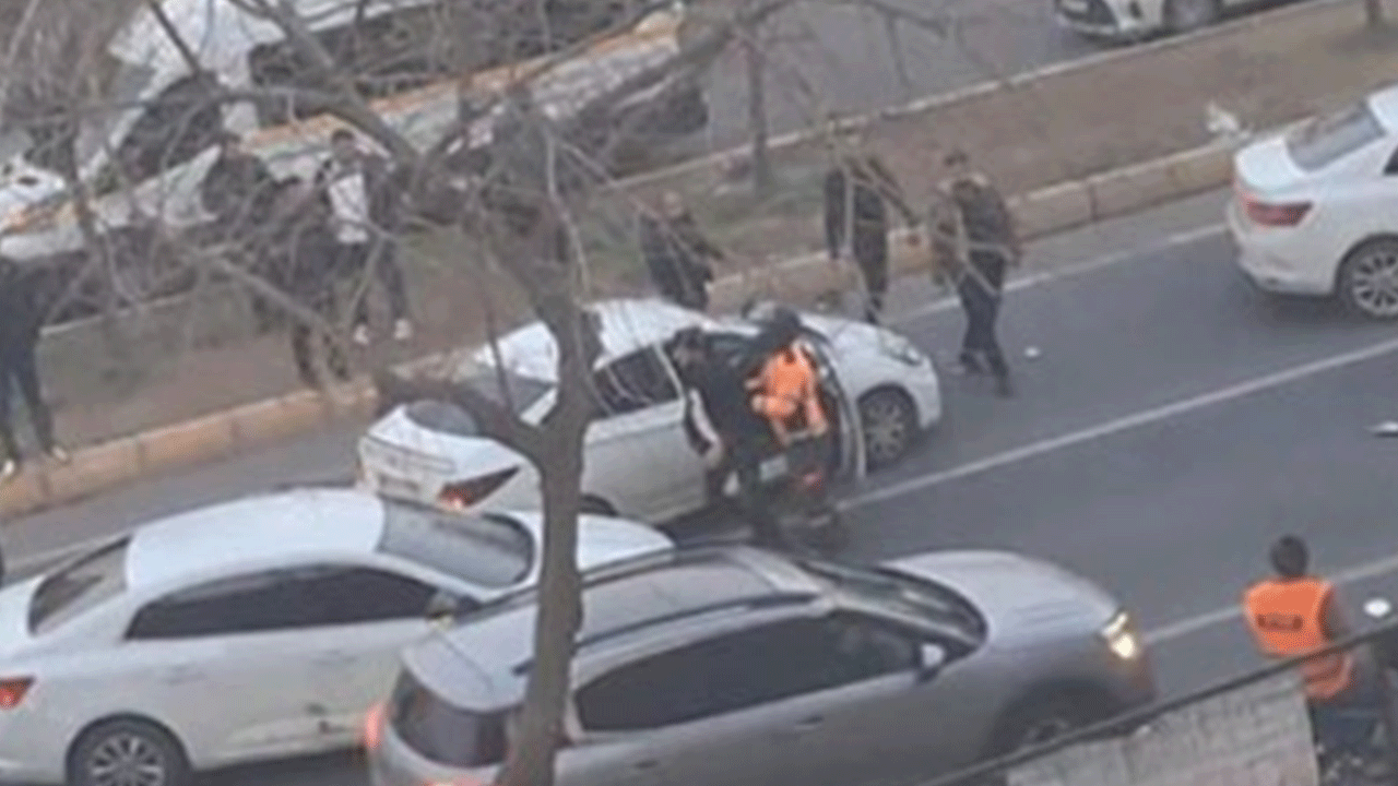 Trafikte dehşet anları: Aracı yol ortasında durdurup öldüresiye dövdüler!