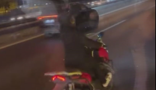 Trafikte dehşet anları: Motosikletli sürücü İETT otobüsüne saldırdı