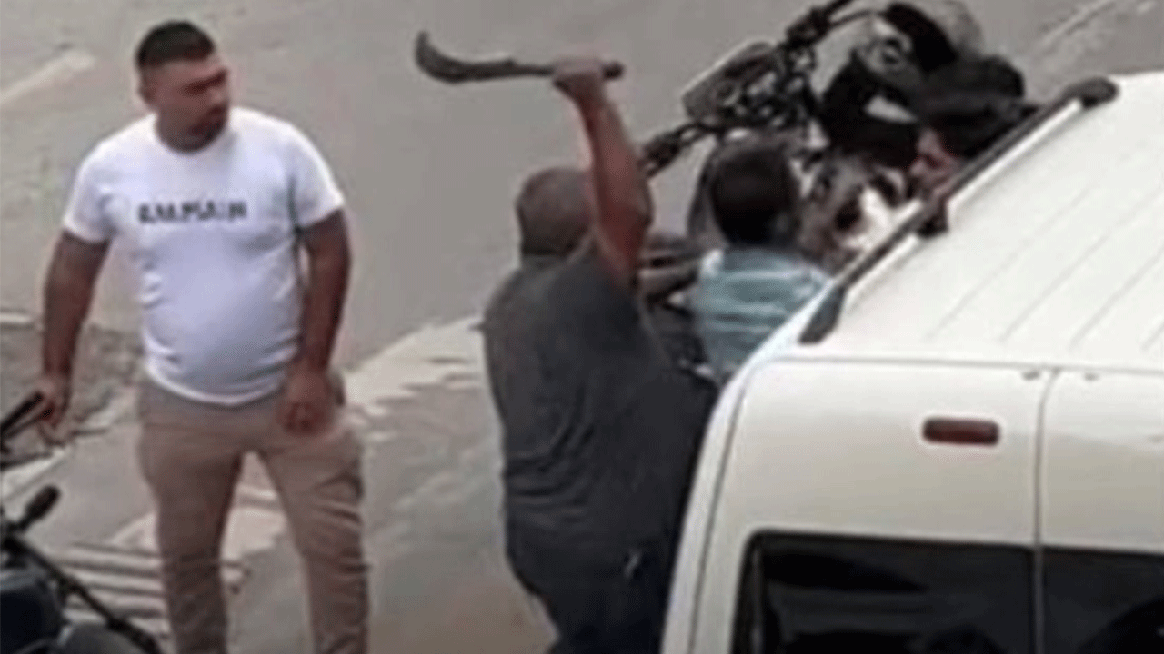 Trafikte dehşet görüntüler: Tartıştığı sürücüye budama bıçağı çekti!