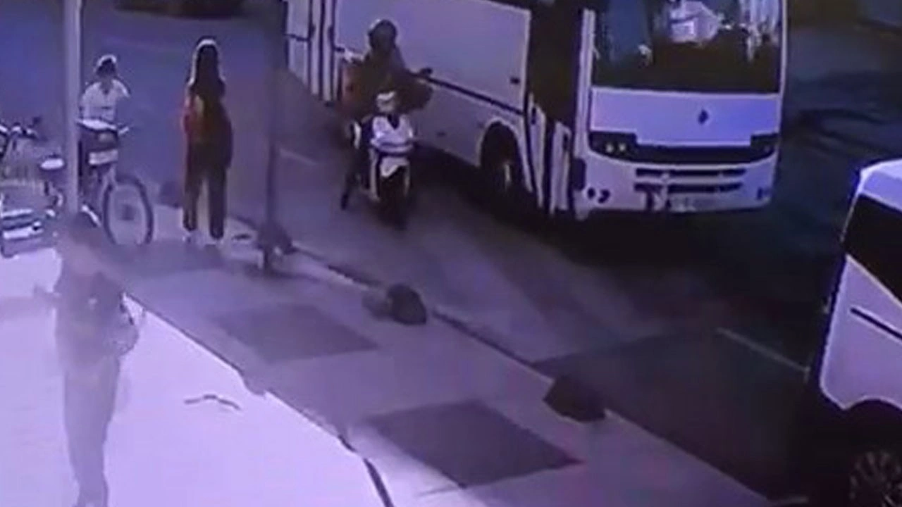 Trafikte dehşet! Servis şoförü motokuryeye saldırdı