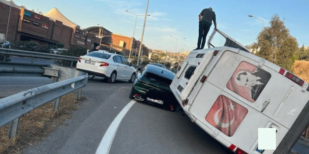 Trafikte dehşet: Üzerlerine servis aracı devrildi