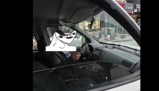 Trafikte gerilim yükseldi! Motorcu ile sürücü arasında şok kavga