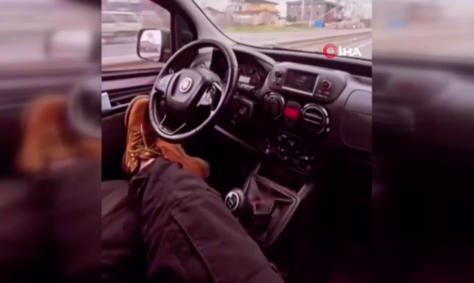 Trafikte herkesin canını tehlikeye attı! Yolcu koltuğuna geçip ayaklarıyla direksiyonu kontrol etti
