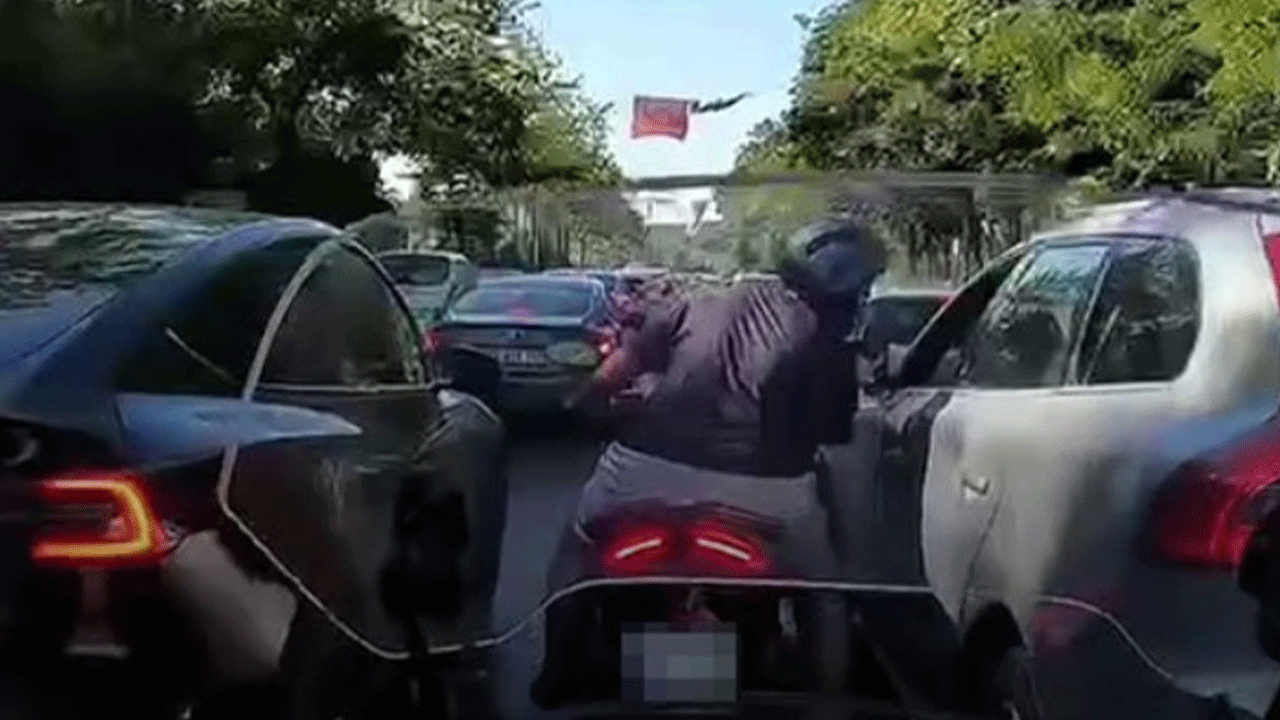 Trafikte ilginç anlar: Yüzüne tükürüp kaçtı!