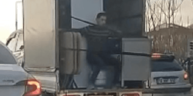 Trafikte ilginç görüntü