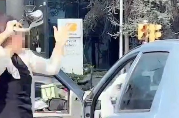 Trafikte kadın maganda dehşeti kamerada