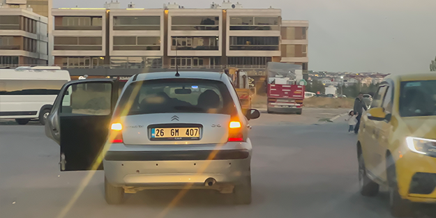 Trafikte kapısı açık seyreden sürücü görenleri şaşkına çevirdi