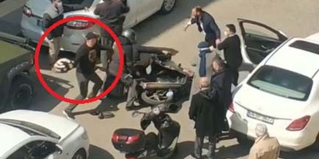 Trafikte kasklı kavga