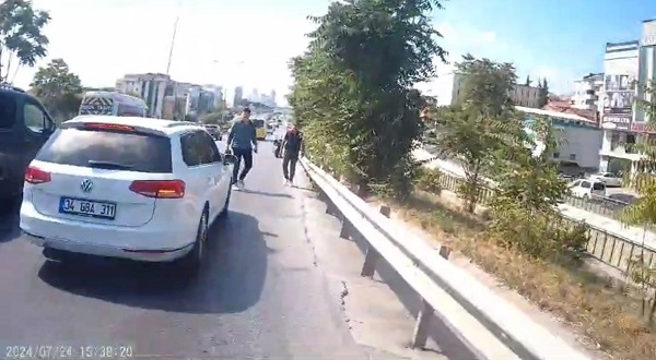 Trafikte korku dolu anlar! Tartıştığı motosiklet sürücüsüne silah çekti