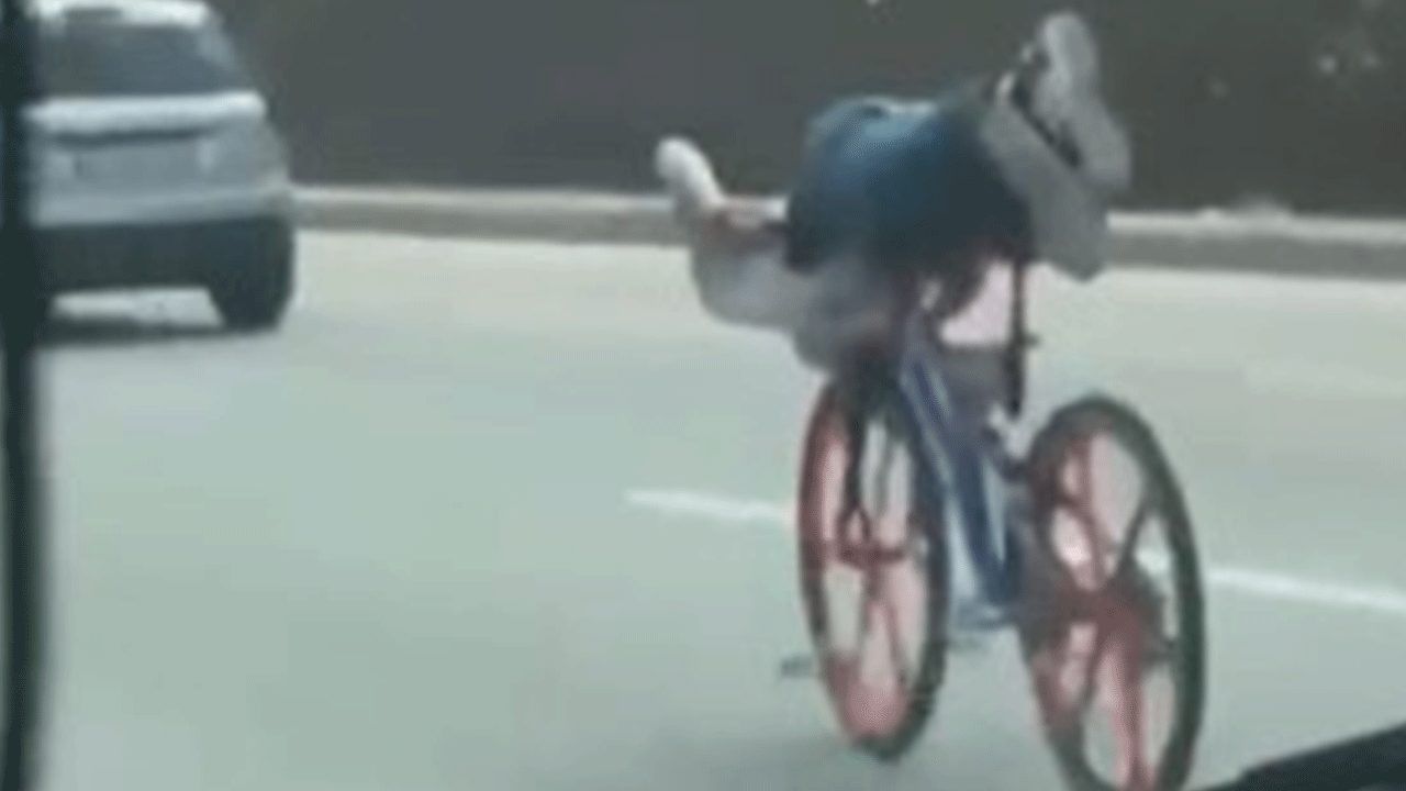 Trafikte korkutan görüntü! Hayatlarını tehlikeye attılar!