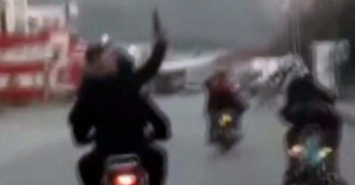 Trafikte maganda dehşeti! Motosikletten havaya ateş açtılar