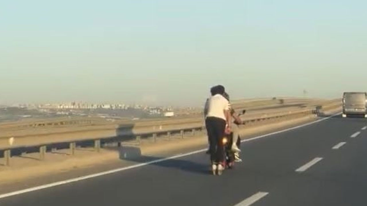 Trafikte motosiklete tutunarak ilerleyen patenli korku dolu anlar yaşattı