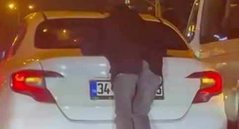 Trafikte ölümüne yolculuk: Hareket halindeki aracın arkasına tutunup metrelerce ilerledi