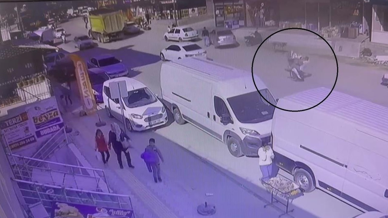 Trafikte ön kaldıran motosikletli kaza yaptı! Bakın sonra ne yaptı