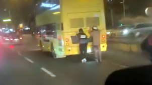 Trafikte patenle tehlikeli yolculuk! Birileri bu çocukları durdurmalı