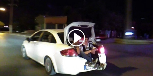 Trafikte pes dedirten görüntü