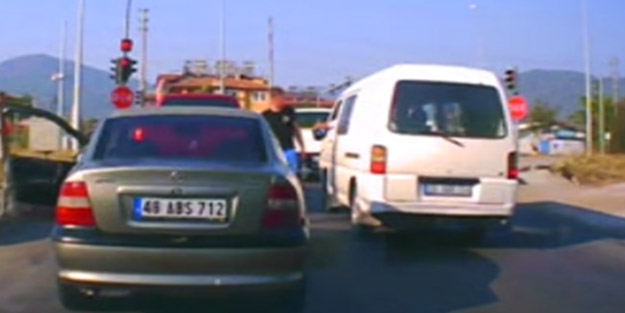 Trafikte satırlı tehdide ceza!