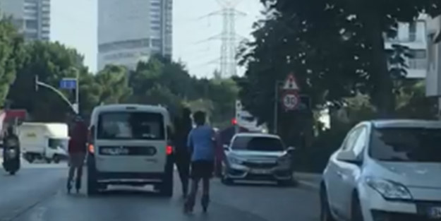 Trafikte tehlikeli anlar! Canlarını hiçe saydılar